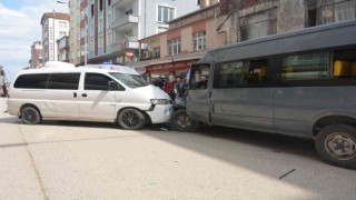 Orduda minibüsler çarpıştı: 2 yaralı