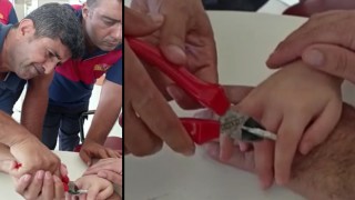 Osmaniye'de Parmağı plastik kitaplığa sıkışan çocuğu, itfaiye kurtardı