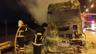 Osmaniye'de Ziraat aletleri yüklü TIR alev alev yandı
