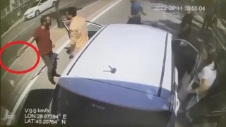 Otobüs şoförüyle otomobil sürücüsünün sopalı kavgasını vatandaşlar ayırdı