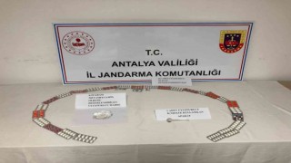 Otobüsteki yolcunun üzerinden farklı renklerde 262 adet uyuşturucu hap çıktı