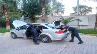 Otomobil içinde uyuşturucu madde kullanan 5 kişi yakalandı