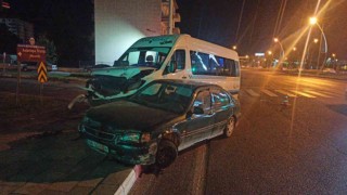 Otomobil ile minibüs çarpıştı: 1 yaralı