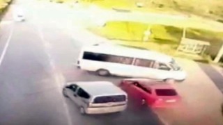 Otomobil ile minibüs çarpıştı, 3 kişi yaralandı: Kaza anı kamerada
