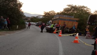 Otomobil kamyona arkadan çarptı: 1 ölü, 1 yaralı