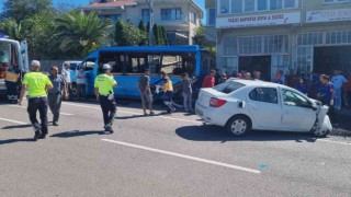 Otomobil minibüse çarptı: 1 ölü