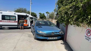 Otomobil okul duvarına çarptı: 3 yaralı