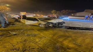 Otomobil önce motosiklete sonra refüje çarptı: 1 yaralı