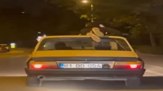 Otomobil tavanında tehlikeli yolculuk