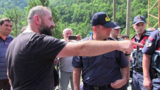 Otomobil uçuruma yuvarlandı, köylü bariyer için yol kapattı