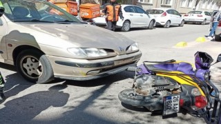 Otomobilin çarptığı kurye yaralandı