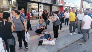 Otomobilin çarptığı oğlunun başından bir an olsun ayrılmadı