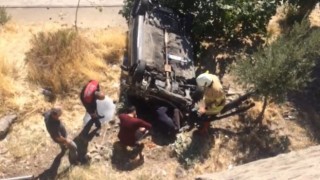 Otomobiliyle yaklaşık 6 metrelik istinat duvarından aşağı düştü