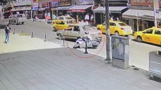 Otomobille çarpışan motosikletli yaralandı, sürücü kaçtı: O anlar kamerada