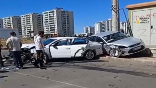 Otomobiller kavşakta kafa kafaya çarpıştı: 2 yaralı