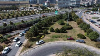 Otopark aidatını yüksek bulan Kuyumcukent çalışanları araçlarını yol kenarlarına park etti