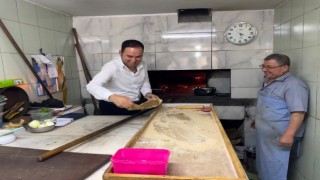 (ÖZEL) Kaymakam esnafın ısrarını kırmayarak pide pişirdi