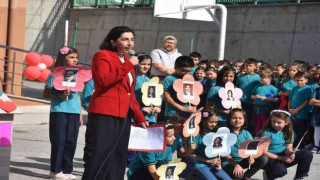 Pandemide yazdığı şiiri okuyan öğretmen büyük alkış aldı