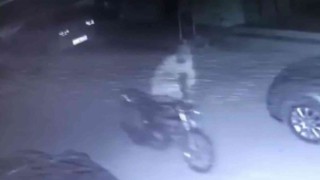 Park halindeki motosikleti sürükleyerek çaldı