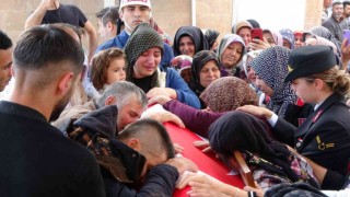 Pençe-Kilit şehidinin Türk bayrağına sarılı tabutuna sarılan ailesi gözyaşlarına boğuldu