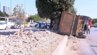 Pendikte hafriyat kamyonu dehşeti: Işıkta geçti, araca çarpıp yola savruldu
