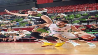 Pınar Karşıyaka evinde hazırlanıyor