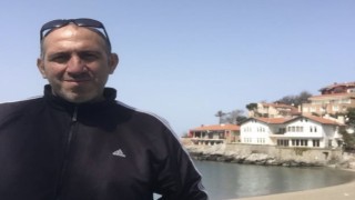 Plaj görevlisi demir kapının altında kaldı
