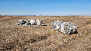 Plastik atığı tarlaya atıp kaçtılar