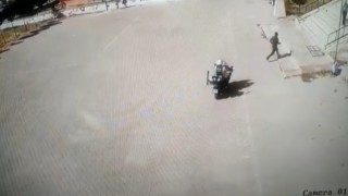 Polis kimliğini unutan 2 vatandaşı sınava yetiştirdi