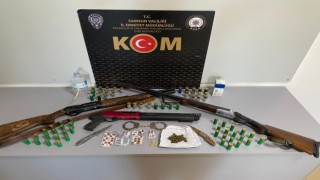 Polis silah, kelepçe ve uyuşturucu ele geçirdi: 2 gözaltı