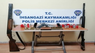 Polisin arama yaptığı ev ve araçta 3 adet ruhsatsız silah ele geçirildi: 1 gözaltı