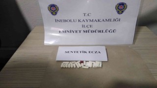 Polisin arama yaptığı iş yerinde poşetten sentetik ecza hap çıktı