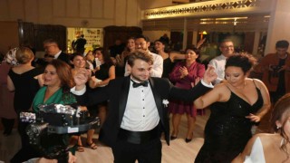 Portekizli damat düğünde oyun havası ile coştu