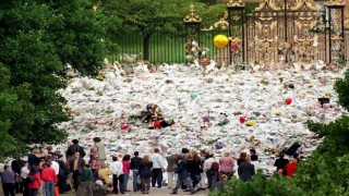 Prenses Diana, taziye çiçekleri ile Kraliçe II. Elizabethi gölgede bıraktı