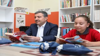 Projede toplanan kitaplar köy okuluna verildi