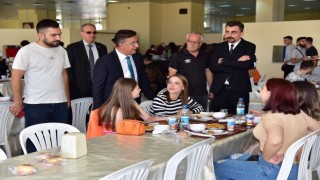 Rektör Kuş, yeni dönemin ilk gününde öğrencilerle buluştu