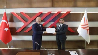 Rektör Prof. Dr. Alkış mazbatasını aldı