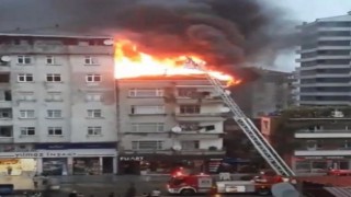 Rizede binanın çatısında çıkan yangın paniğe neden oldu