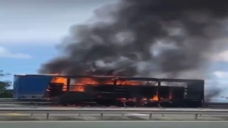 Rizede yanan tır dorsesi kullanılamaz hale geldi