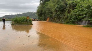 Rizenin Pazar ilçesinde şiddetli yağış kara ulaşımını olumsuz etkiliyor