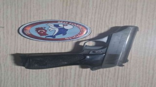Ruhsatsız tabancayla polise yakalandı