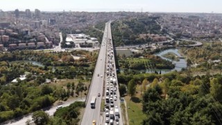Sadabad Viyadüğünde kamyonet devrildi: Kilometrelerce trafik oluştu