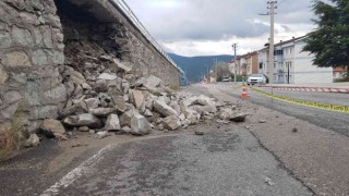 Sağanak sonrası istinat duvarının bir bölümü çöktü