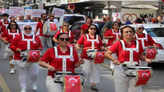 Sağlık çalışanları trampet çalarak sağlık için yürüdü