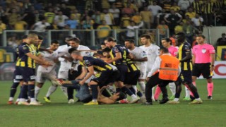 Sahaya giren taraftar, Beşiktaşlı oyunculara saldırdı