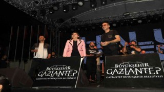 Şahin ve Haluk Levent gazi şehirlilerle şarkı söyledi
