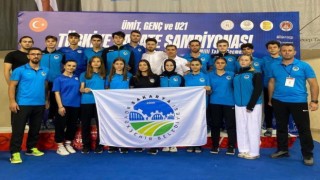 Sakarya Büyükşehir karate sporcuları gururlandırdı