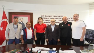 Şampiyon güreşçi Yasemin Adar Yiğit Burhaniyeye konuk oldu