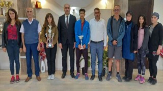 Şampiyon tenis akademisine kutlama