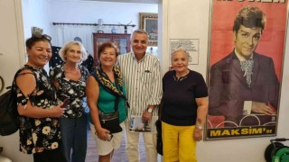 Sanat Güneşi Zeki Mürenin evine ziyaretçi akını